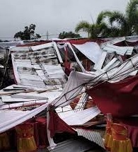 Dihantam Badai, Puluhan Tenda Hajatan di Rumah Bupati Bengkulu Utara Ambruk