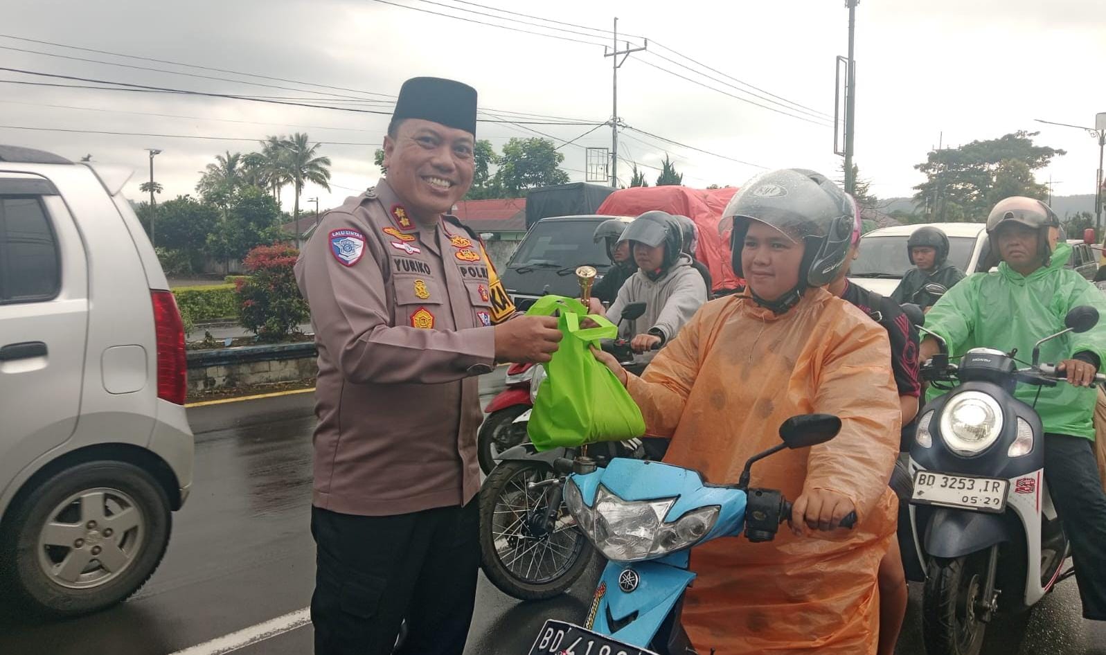 Gandeng Wartawan, Polres Kepahiang Bagikan Ratusan Paket Makanan dan Minuman Gratis