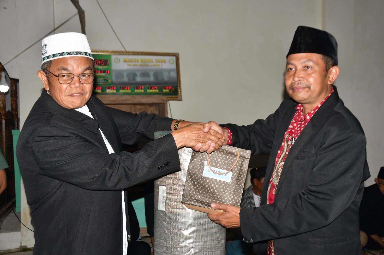 Safari Ramadhan di Sindang Dataran, Pemkab Rejang Lebong Serahkan Sejumlah Bantuan