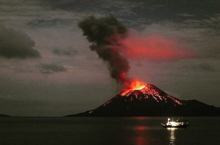 WASPADA! Gunung Anak Krakatau Alami Serangkaian Letusan