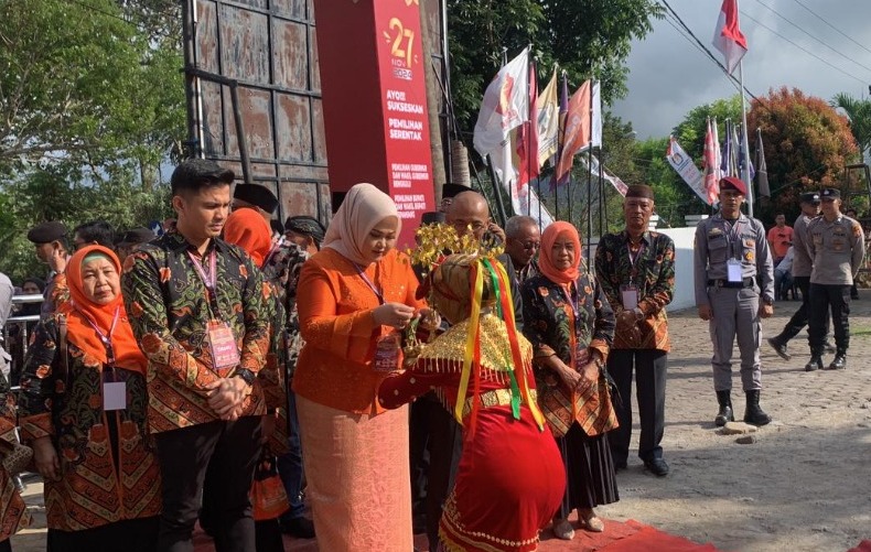 Diantarkan Ratusan Massa, RIANG Pasangan Calon Bupati dan Wakil Bupati Kepahiang Daftar ke KPU Kepahiang