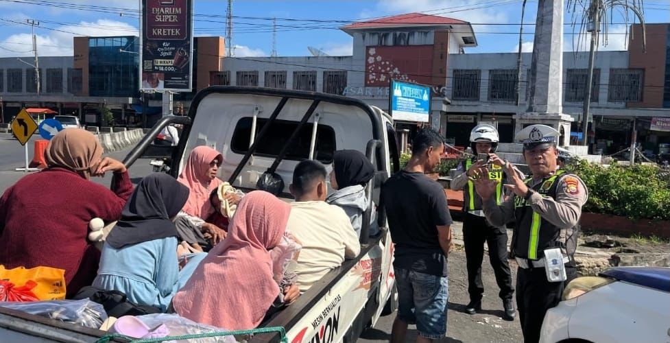 Dicegat Satlantas, Jalan-Jalan Lebaran Nekat Gunakan Bak Terbuka