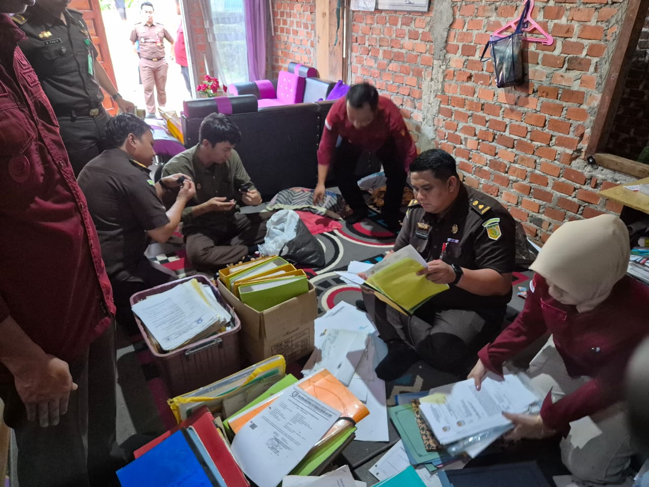 Usai Penggeledahan Jaksa, Kades Air Pesi Ngaku Siap Kooperatif dan Menghormati Proses Penyidikan Kejari 