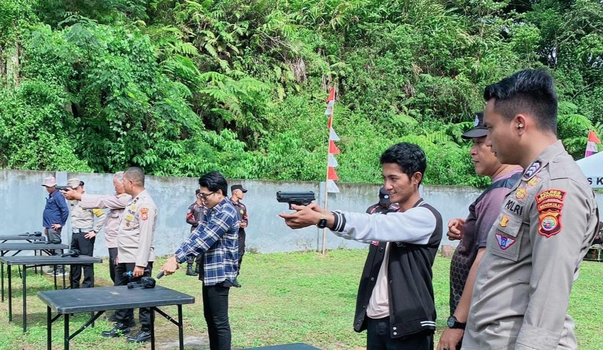 Sinergitas, Kapolres Kepahiang Bekali Wartawan Kemampuan Menembak