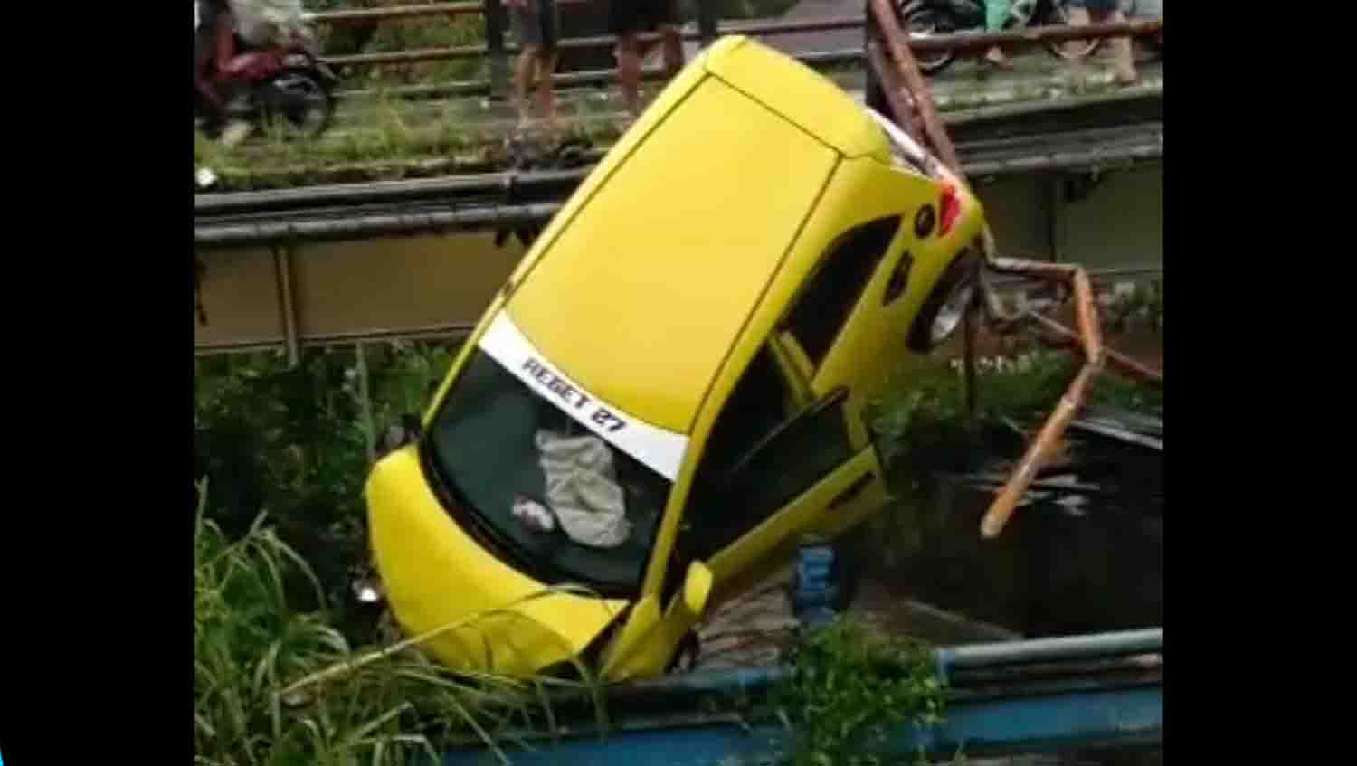 Heboh! Kecelakaan Tunggal Honda Brio Nyungsep di Jembatan Taba Mulan