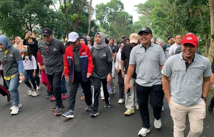 Jalan Sehat Bawaslu Diikuti Ribuan Peserta, Lapangan Segitiga SPP Penuh Warna!