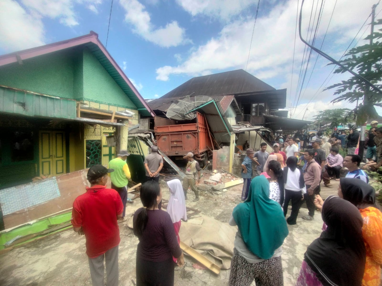 BREAKING NEWS: Truk Tanpa Muatan Hantam 3 Rumah Warga Pagar Gunung Kepahiang!