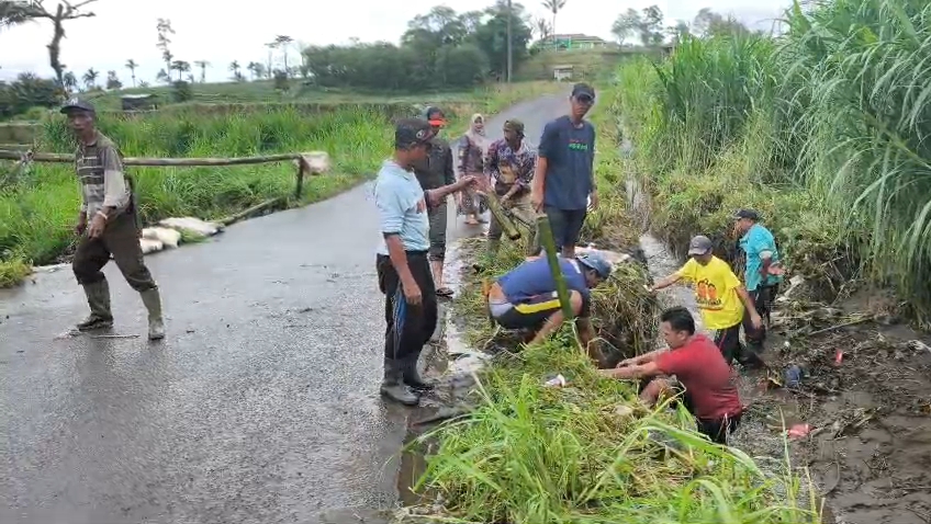 Antisipasi Banjir, Warga Kabawetan Gotong Royong dan Usulkan Bangunan Gorong-gorong
