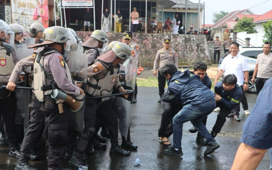 May Day, Massa Unjuk Rasa di Depan Polres Kepahiang Dihujani Gas Air Mata!