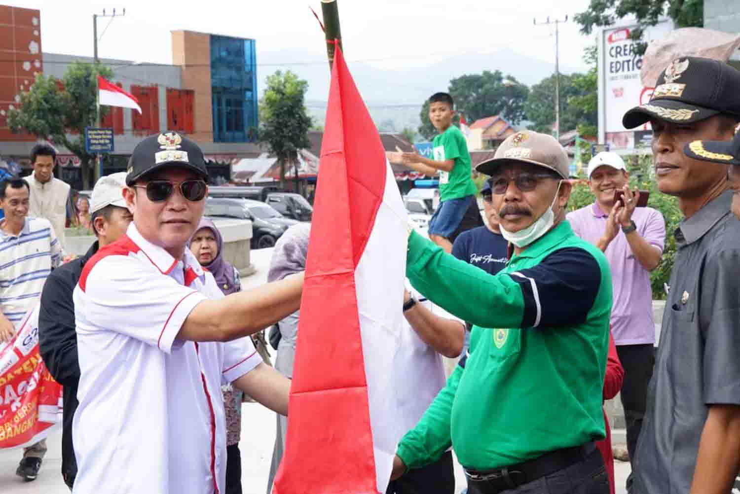 Wabup Turun Bagikan 5.000 Bendera Merah Putih