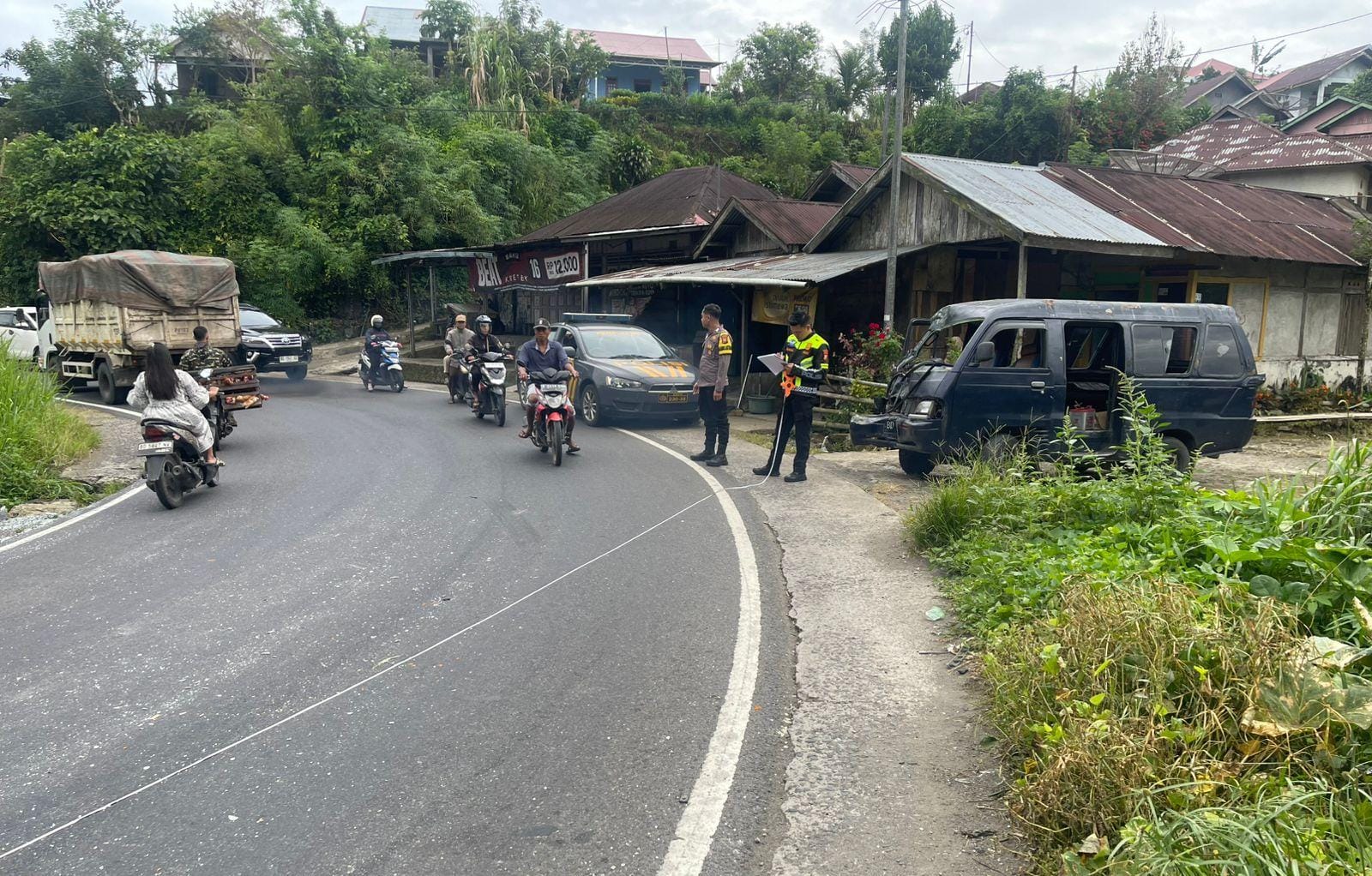 Elak Motor di Tikungan Tajam Daspetah, Sopir Angkut Pelajar Luka Ringan!