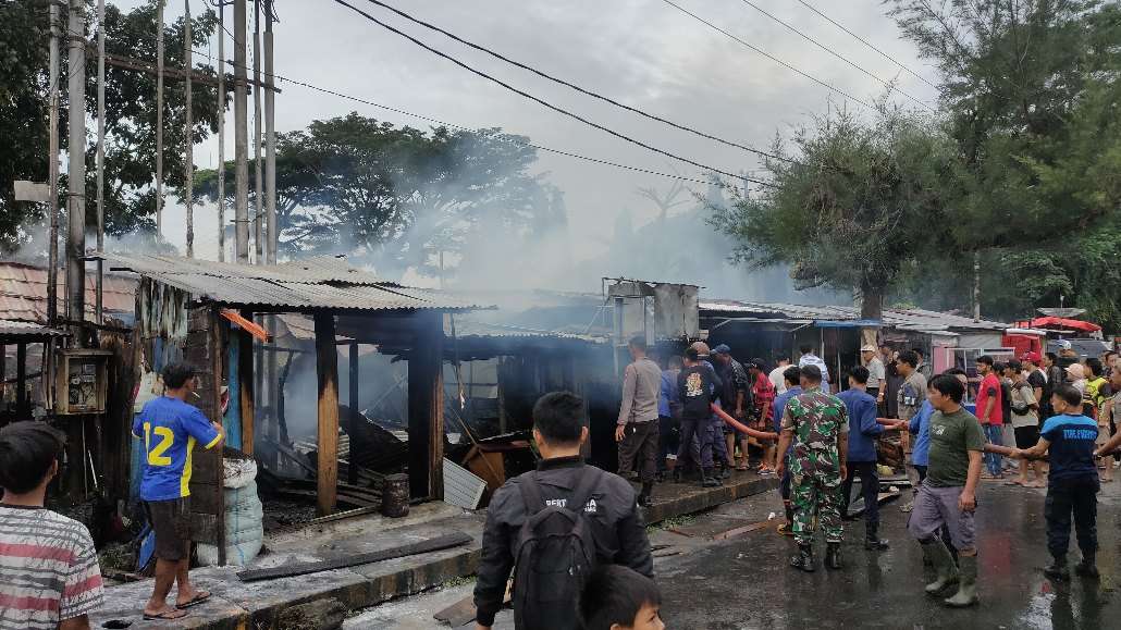 BREAKING NEWS: 4 Warung di Pasar Kepahiang Ludes Kebakaran!