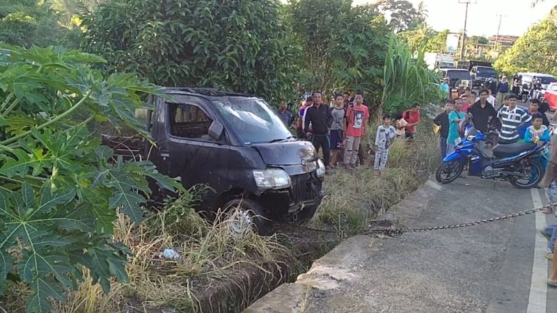 Grandmax Nyemplung ke Kolam   Nyawa Remaja Nyaris Melayang