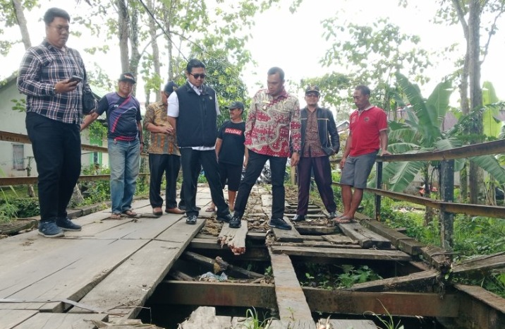 Jembatan Penghubung Sidodadi Kampung Bogor Ancam Pengendara, Wabup dan Ketua DPRD Kepahiang Turun Tangan!