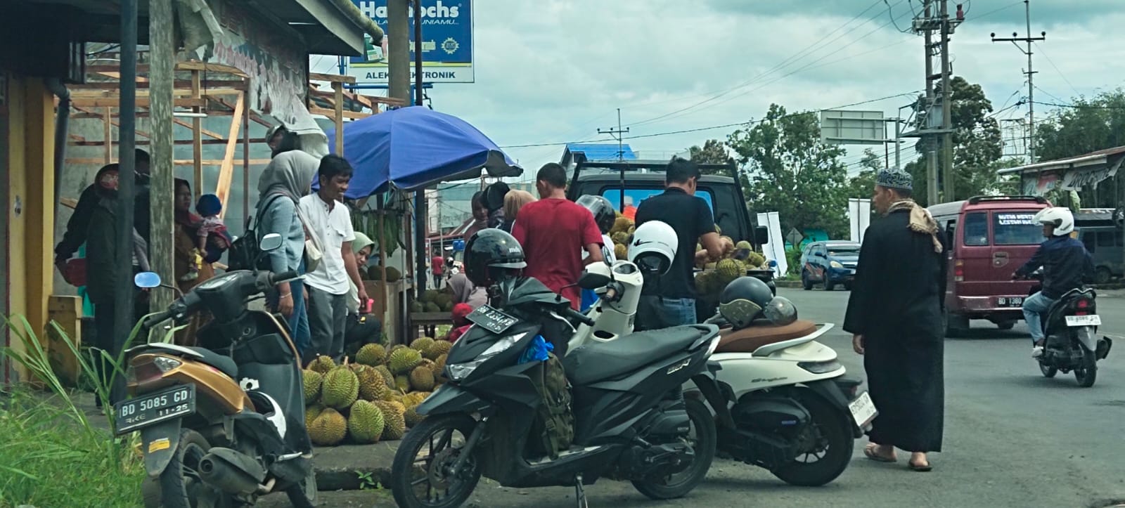 Musim Durian Tiba, Lagi-Lagi Trotoar Jalan Jadi Incaran Pedagang