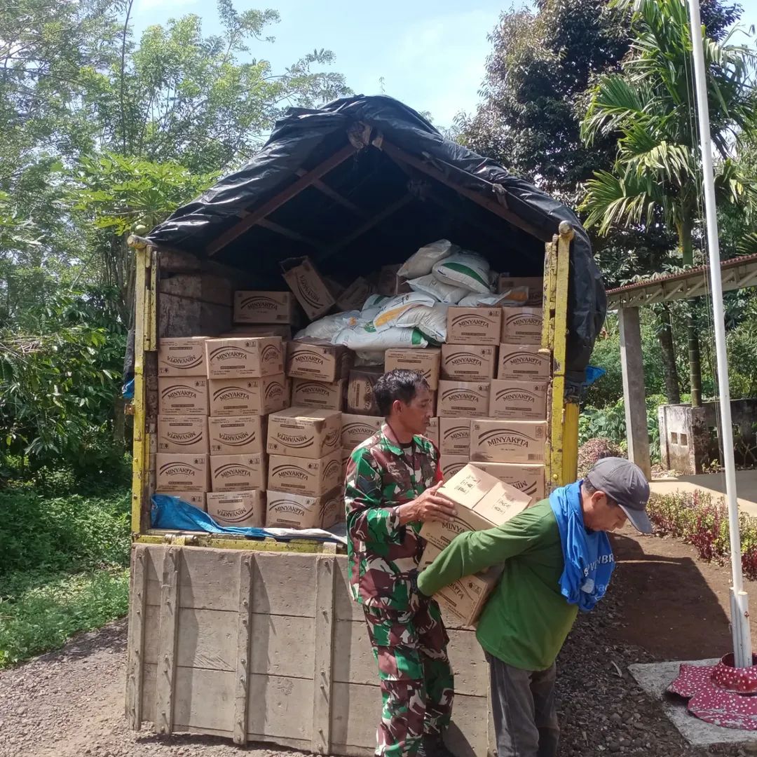 Pastikan Tepat Sasaran, Babinsa Kawal Distribusi Bantuan Pangan