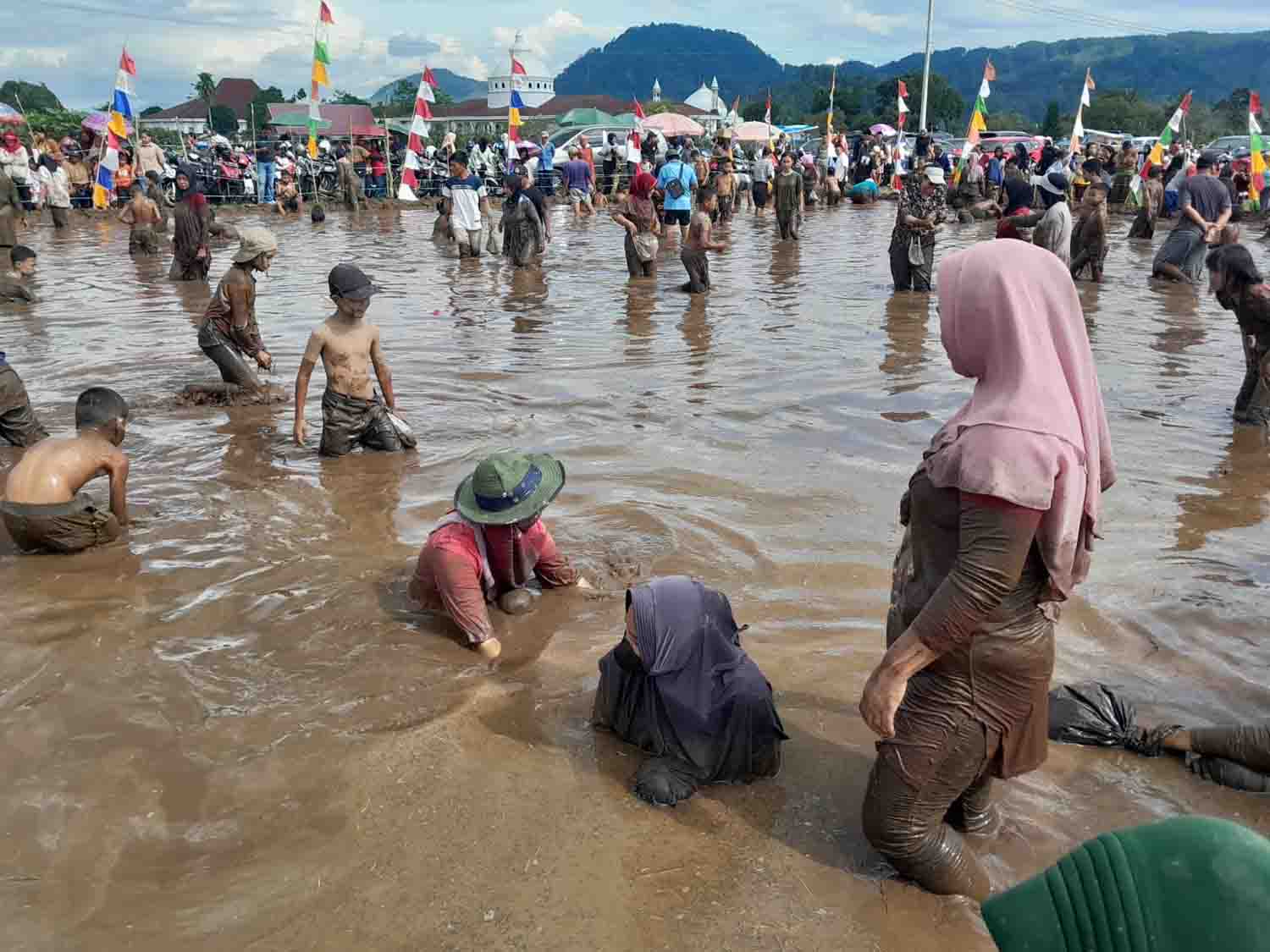 Ratusan Orang Rela Nyebur ke Kolam 