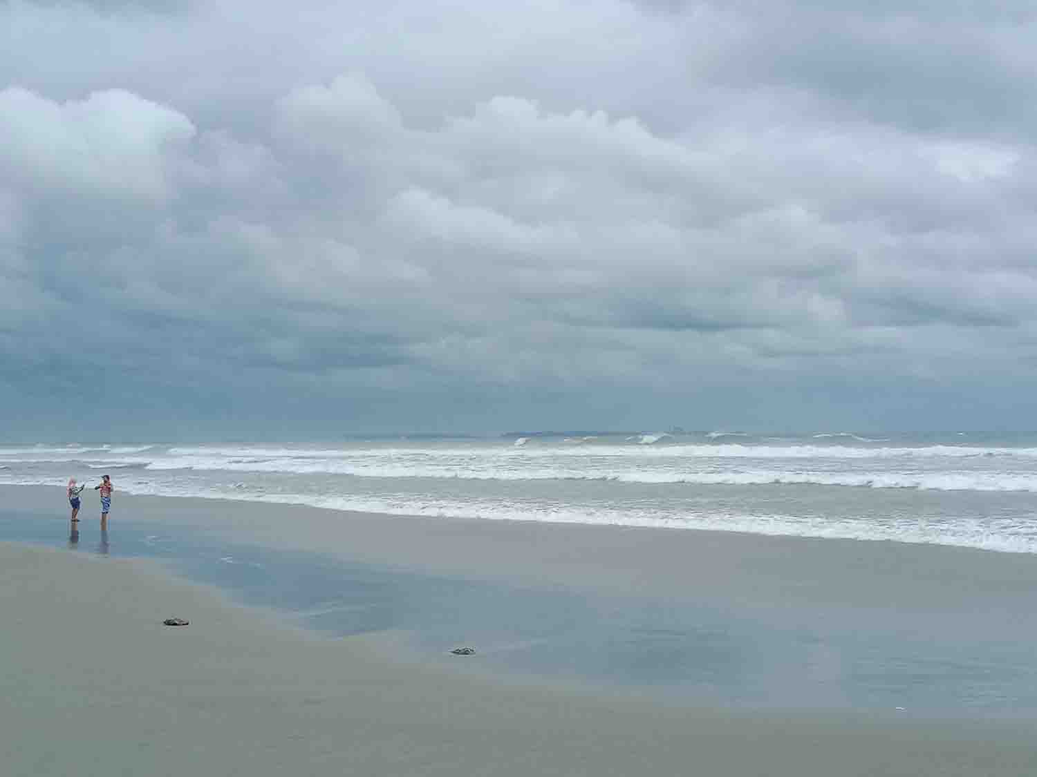 Dirikan Posko, Masyarakat Dilarang Mandi di Laut