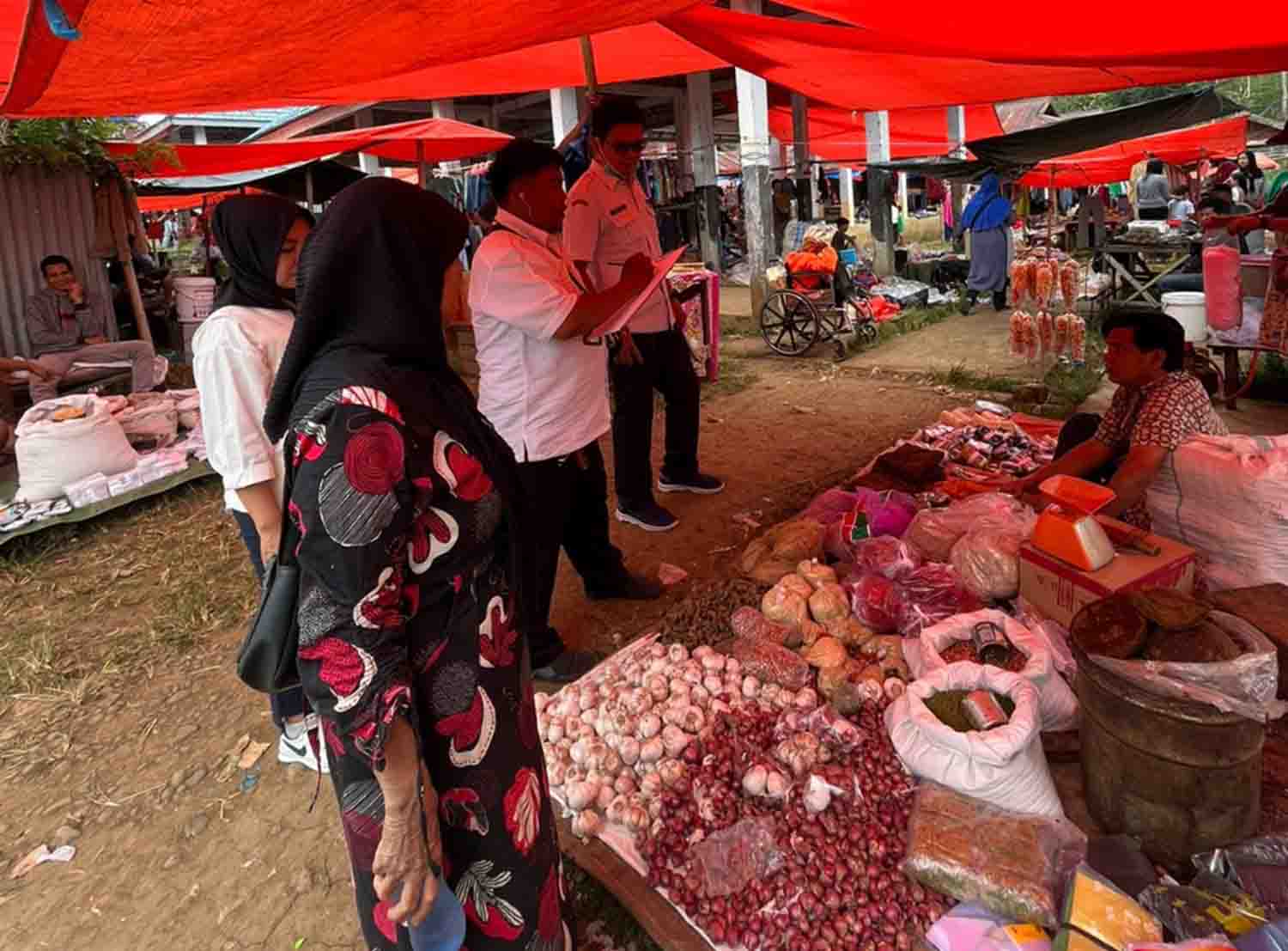 Petugas Dinas Perdagangan Cek Bapokting Hingga ke Pasar Kalangan 