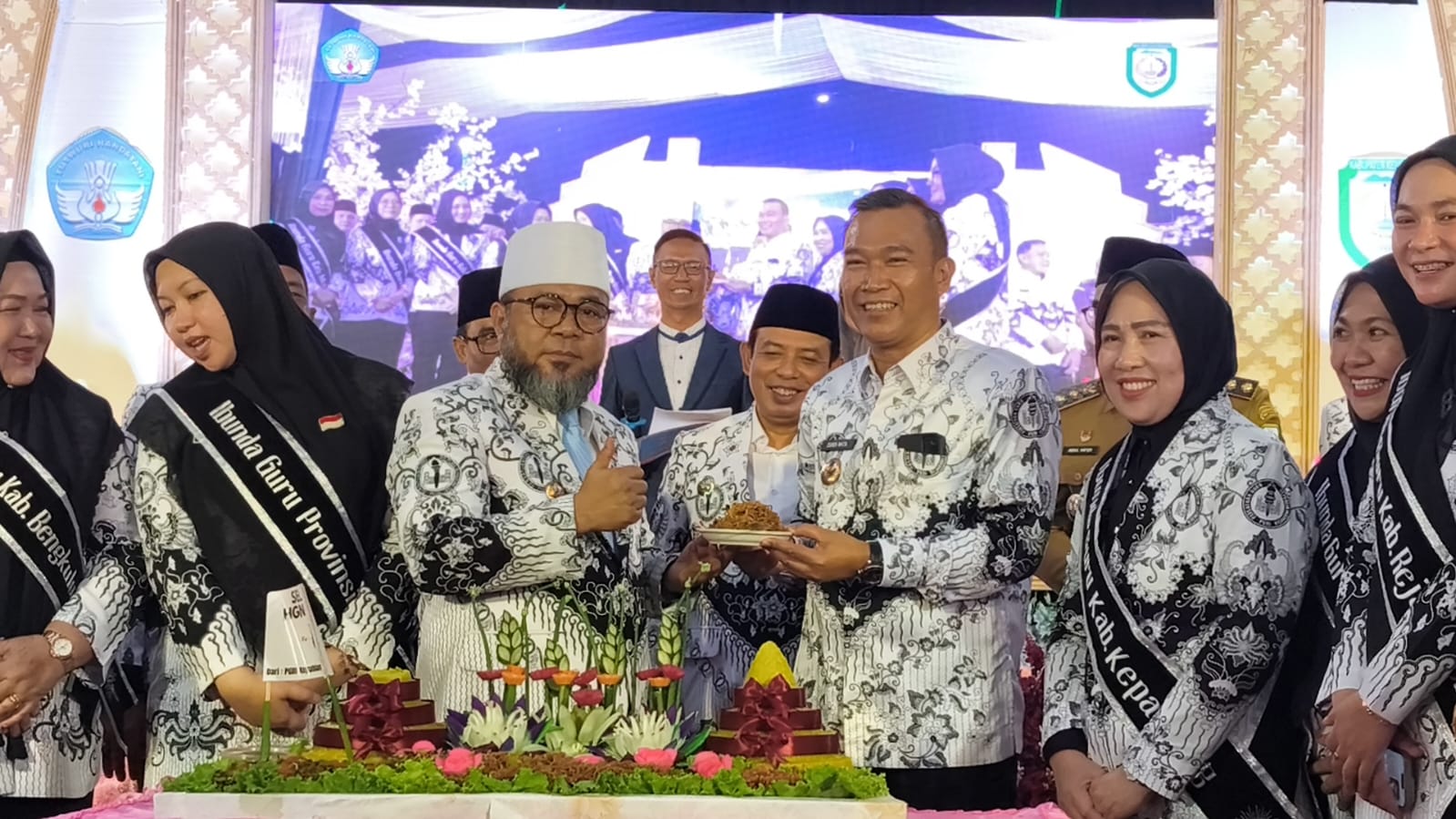 Terpusat di Kepahiang, Ibunda Guru se-Provinsi Bengkulu Dikukuhkan, Helmi: Jangan Diskriminasi Guru!