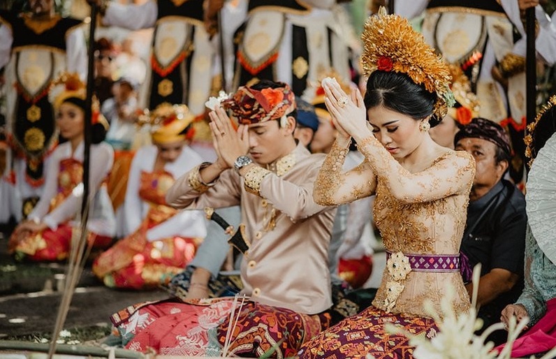 Makan Beras Mentah, Ini Beberapa Tradisi Unik Pernikahan di Indonesia Tanda Sebagai Pernikahan Bahagia 