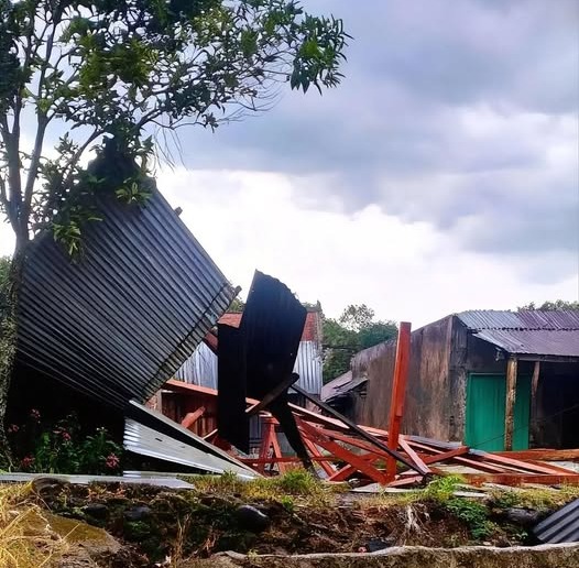 Bencana Angin Puting Beliung Desa Sosokan Taba Kepahiang 28 Rumah Warga Rusak