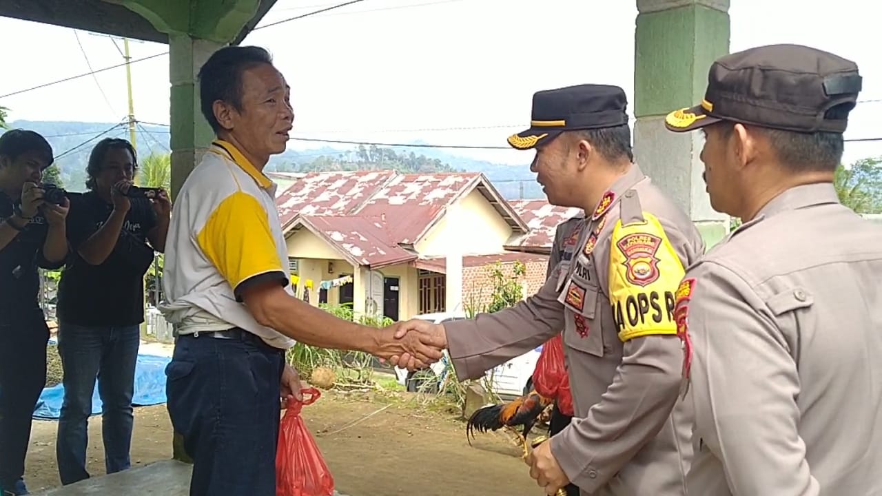 Polres Kepahiang Bagikan Ratusan Paket Daging Hewan Kurban