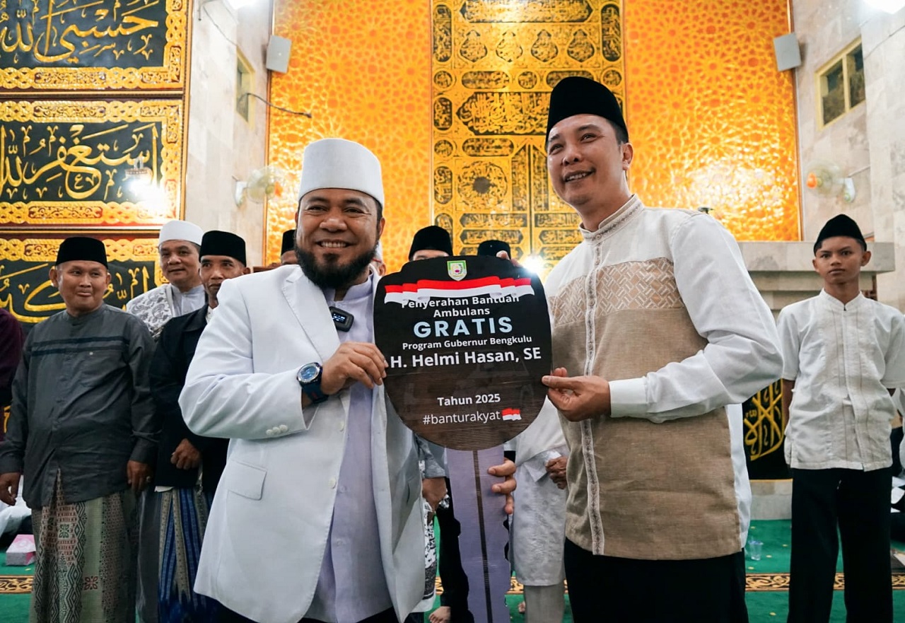 Usai Buka Puasa Bersama, Gubernur Helmi Hasan Serahkan Bantuan Ambulance Gratis di Rejang Lebong
