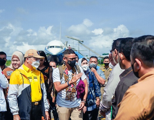 Sandiaga Cicipi Kuliner Khas Bengkulu