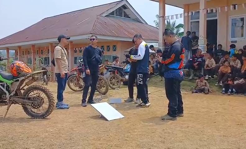 Misi Kemanusiaan di Pelosok Kepahiang, Kajari Terobos Jalur Ekstrem Pakai Trail demi Pasang Starlink Sekolah