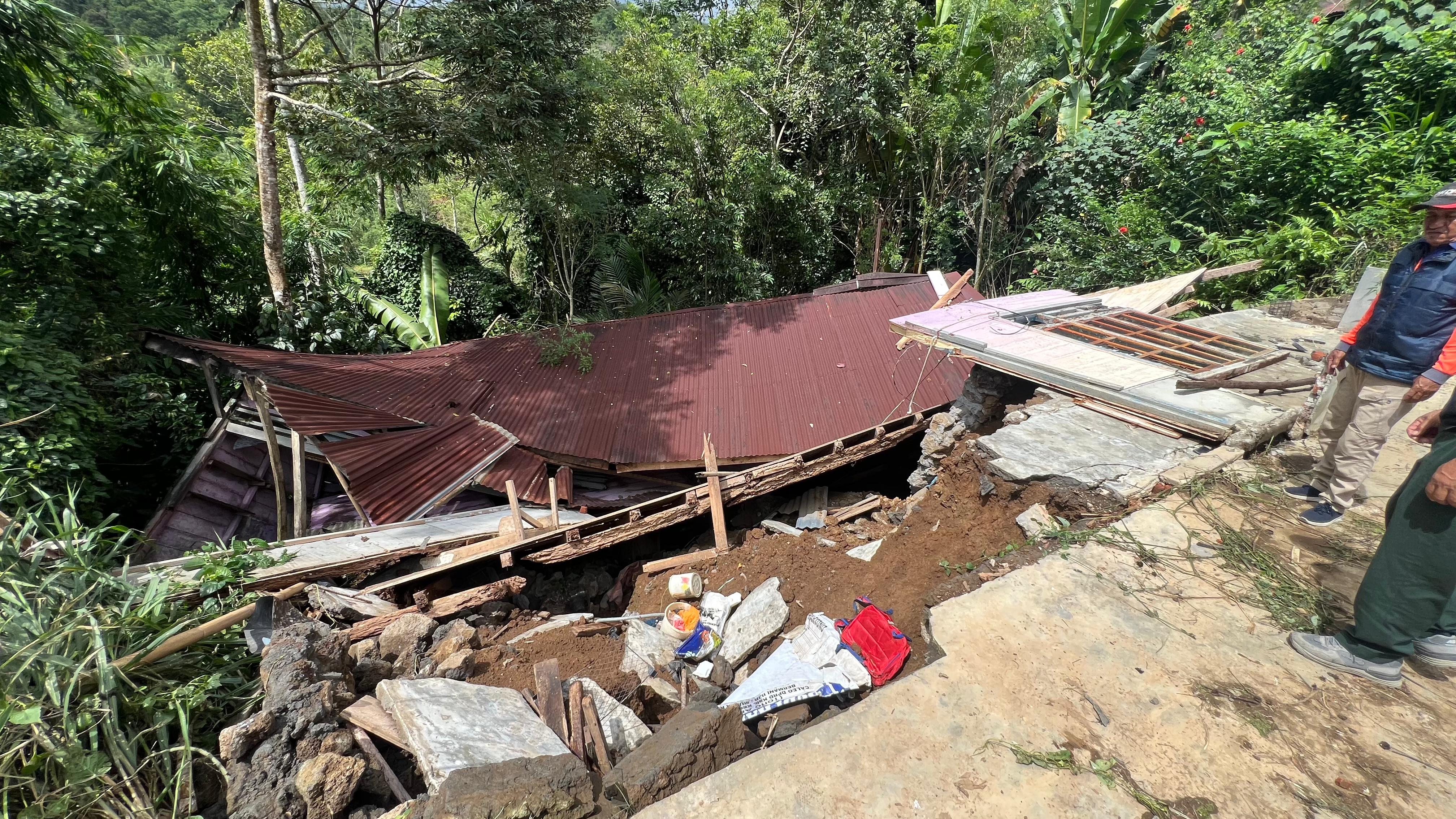 Hujan Deras, Satu Rumah Warga di Batu Bandung Dihantam Longsor