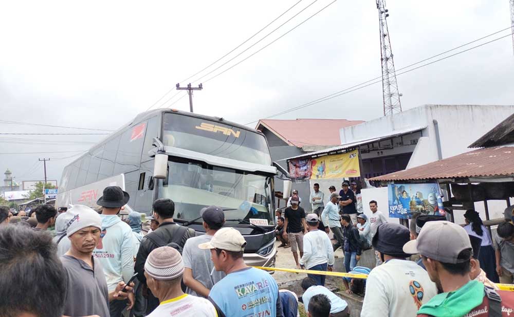 TRAGIS! Pemotor Asal Samberejo Tewas Digilas Bus SAN di Curup