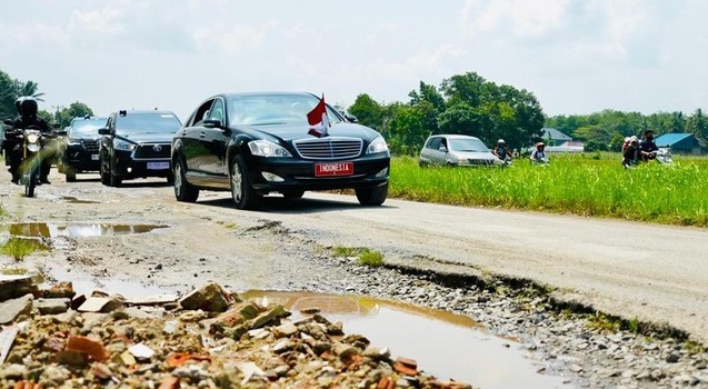 VIRAL Momen Mobil Presiden Jokowi Kesulitan Melewati Jalan Rusak di Provinsi Lampung