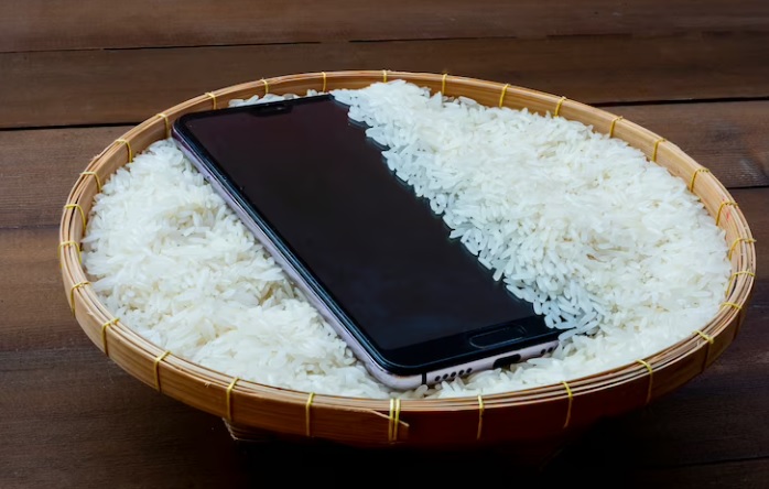 CEK FAKTA: Handphone Masuk Air Cukup Diremdam Dalam Beras!