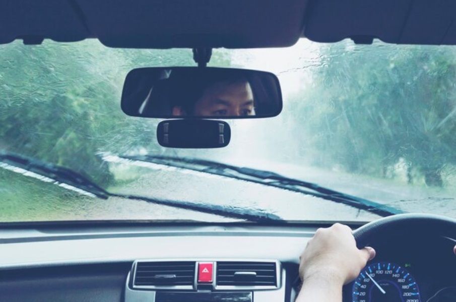 Cukup Pakai Sampo, Kaca Mobil Berembun Saat Hujan Ternyata Gampang Sekali Diatasi