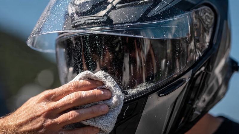 Cara Ampuh Bikin Kaca Helm Buram jadi Terang