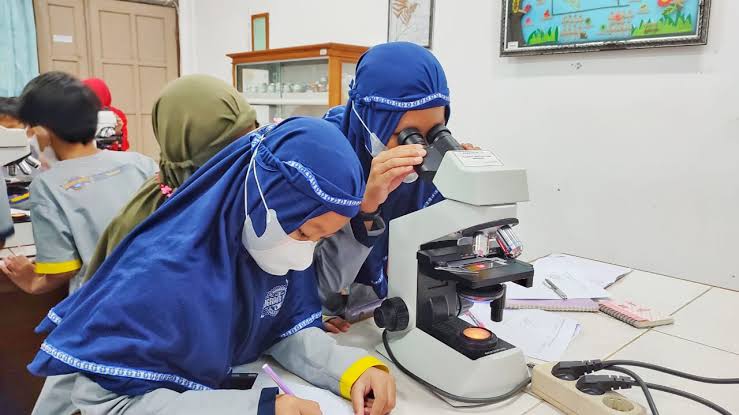 Wajar Saja Jadi Sasaran Pelaku Pencurian, Ternyata Harga Mikroskop di Sekolah Lebih Tinggi Dari Chromebook!