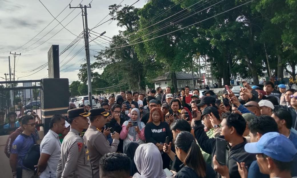 Seret Nama Gubernur Bengkulu, Puluhan Warga Terobos Masuk Mapolresta Bengkulu Tuntut Kejelasan OTT KPK