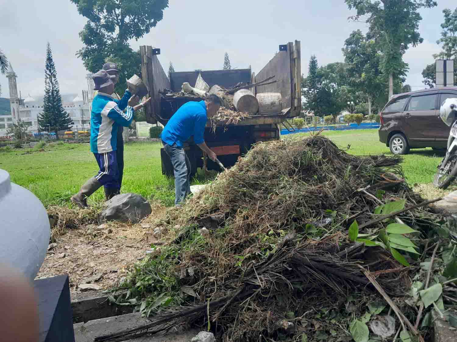 Petugas Kebersihan Kewalahan Tangani Sampah 