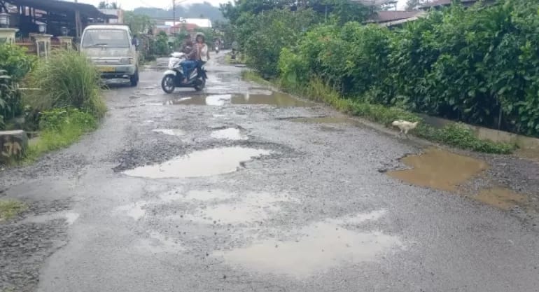 Jalan Provinsi di Pasar Ujung Kabupaten Kepahiang Rusak Parah