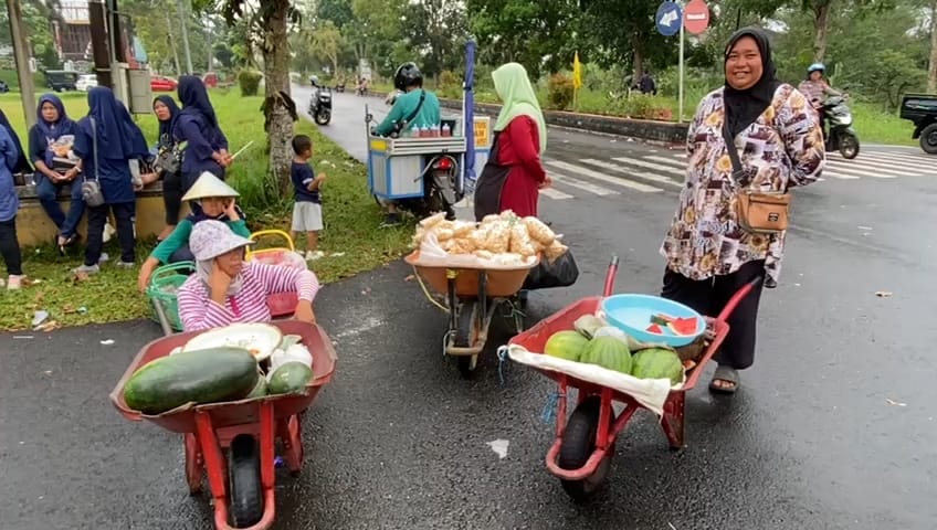 Manfaatkan Momen Pendaftaran Calon Bupati dan Wakil Bupati Kepahiang, Pedagang Ini Ketiban Rezeki Nomplok!