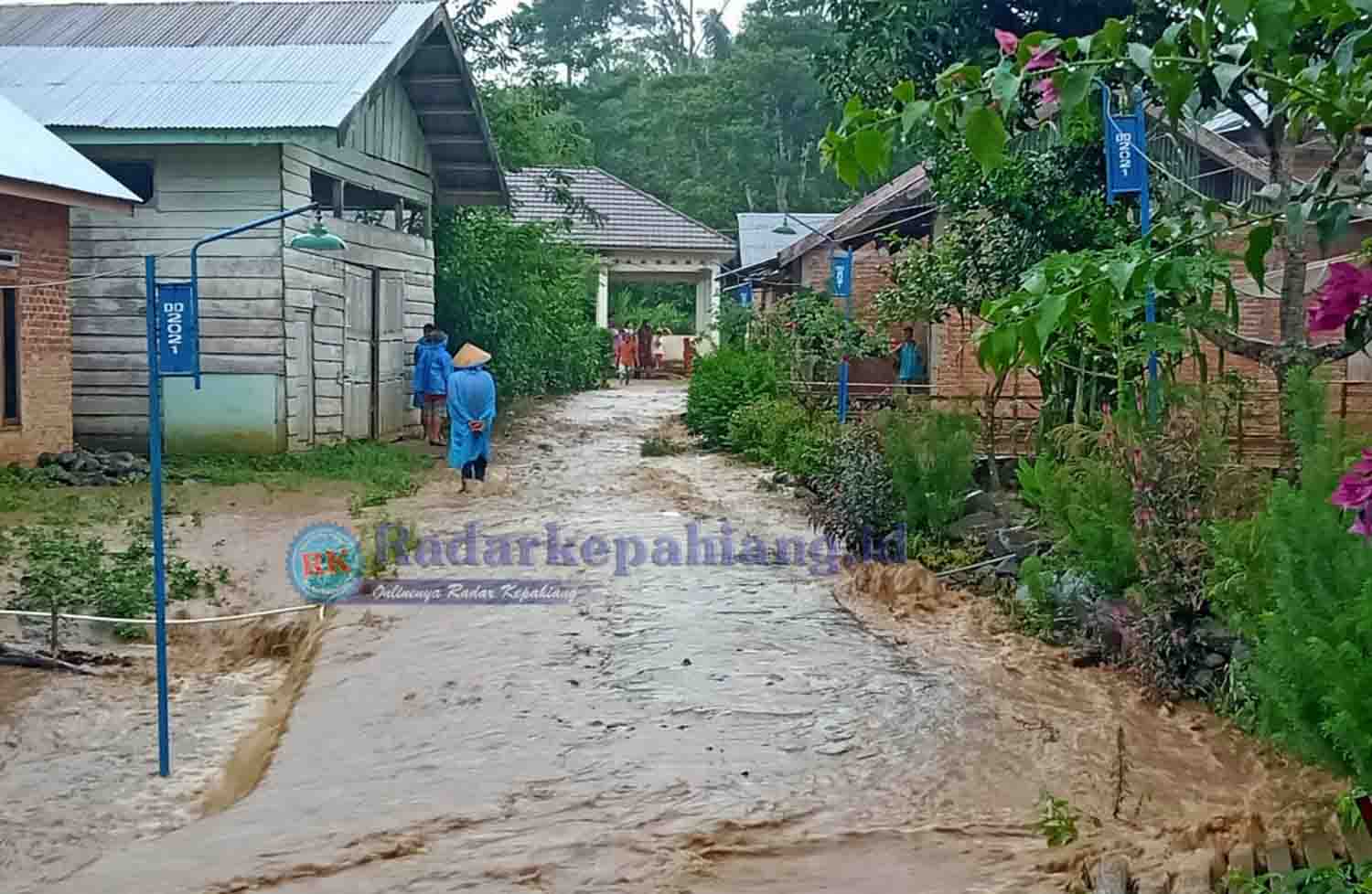 Sungai Tertik Meluap, Desa Air Pesi Kembali Terjang Banjir, Jonson: Warga Terpaksa Mengungsi!