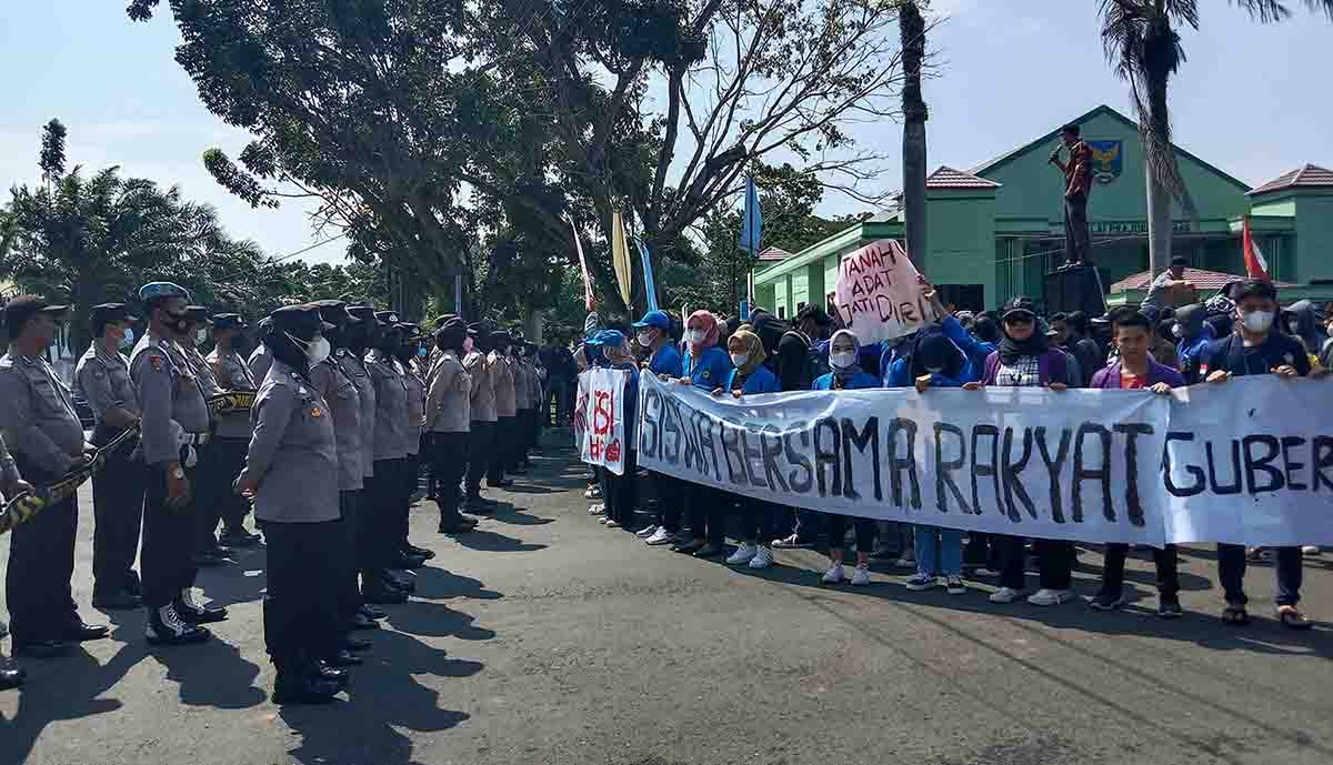 Persoalan Pasir Besi, Kantor Gubernur Digeruduk