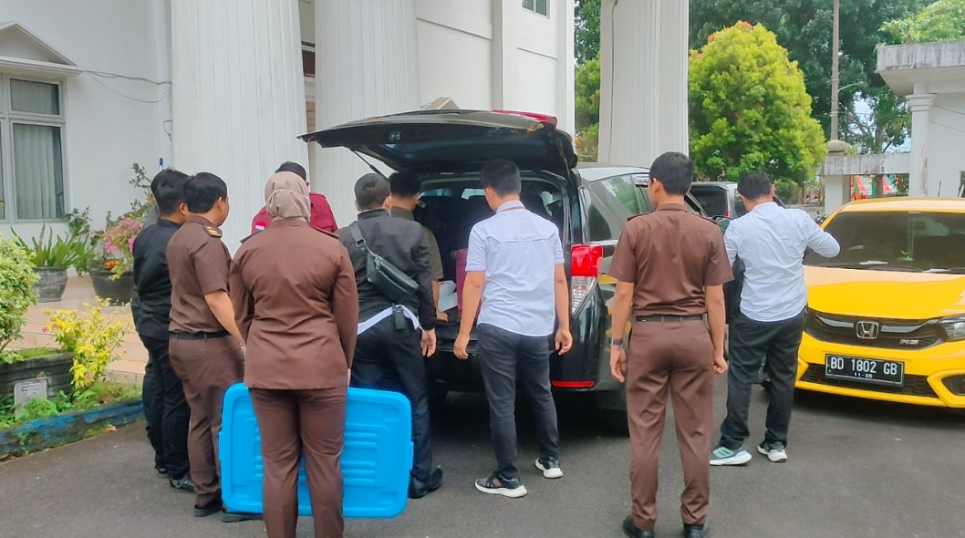 Penggeledahan Ruangan Bendahara Sekretariat DPRD Kepahiang, Jaksa Angkut 2 Mobil Dokumen Penting!