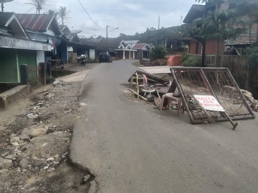 Pemdes Tik Kuto Swadaya Perbaiki Sementara Jalan Provinsi