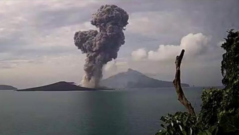 Gunung Anak Krakatau Erupsi Lagi, Masyarakat Diingatkan Untuk Tetap Waspada