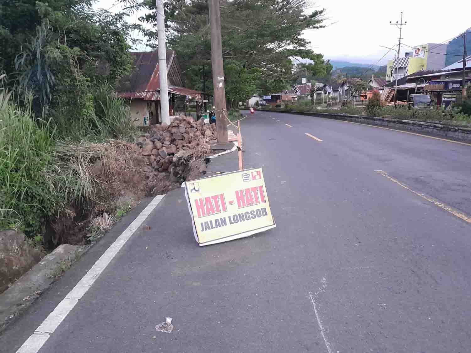 Longsor Ditangani, Tiang Listrik Dipindahkan