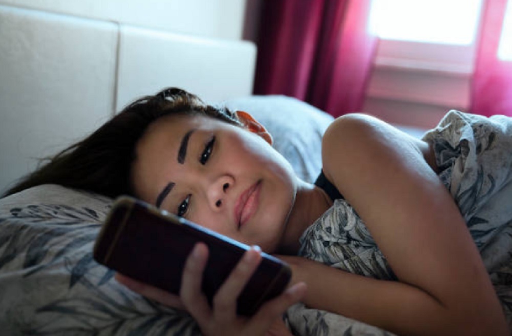 Tips Menghindari Bermain Ponsel Saat Bangun Tidur, Kunci Kualitas Tidur yang Lebih Baik