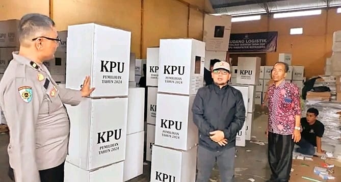 Persiapan Pencoblosan, KPU Mulai Pasang Kabel Ties dan Penempelan Barcode di Kotak Suara