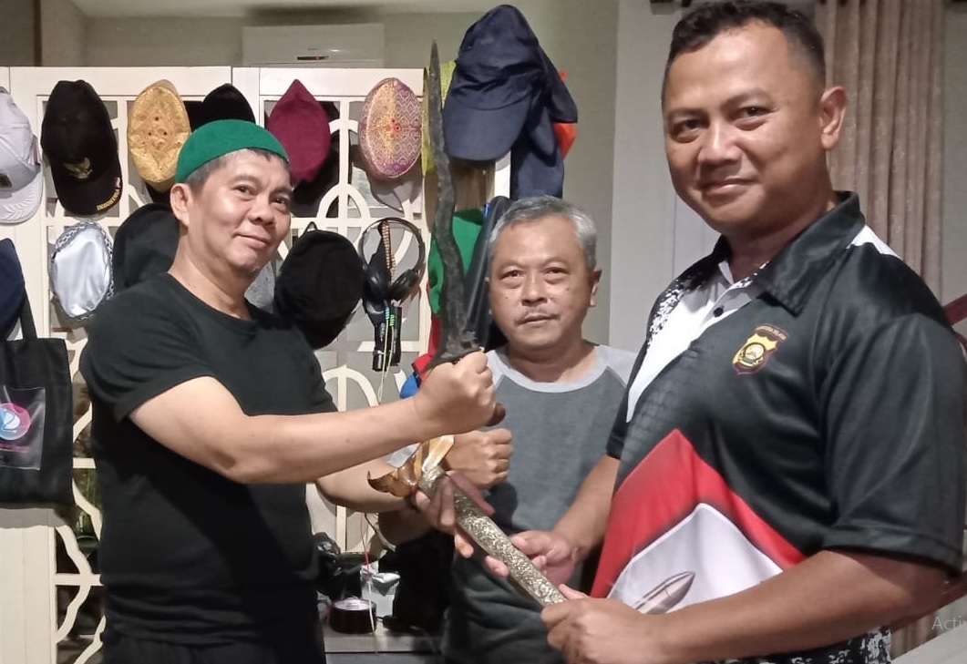 Heboh! Gara-gara Berita Pria di Palembang ini Diganjar Keris 'Sakti' Oleh Sosok Pria Yang Ternyata....